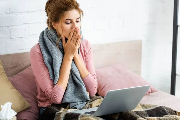 dizüstü bilgisayar tutan gri eşarp ile çekici ve şok kadın 