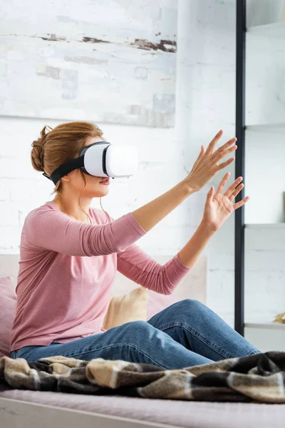 Young Adult Woman Playing Virtual Reality Headset Apartment — Stock Photo, Image