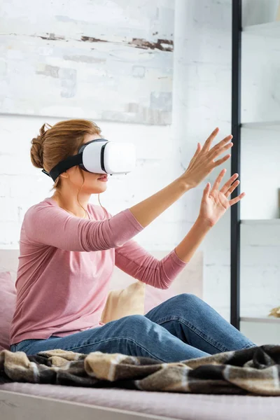 Wanita Muda Yang Bermain Dengan Virtual Reality Headset Apartemen — Stok Foto