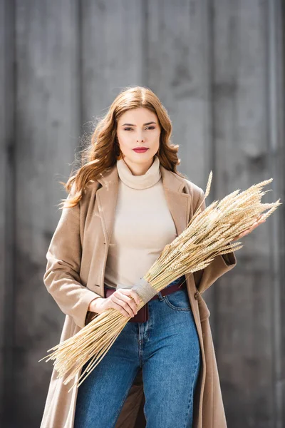 Attraktive Frau Mantel Mit Stacheln Und Blick Die Kamera — Stockfoto