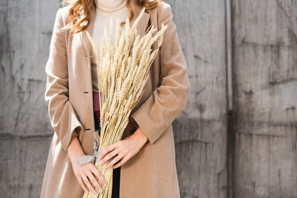 Bijgesneden Beeld Van Vrouw Vacht Houden Spikes Buiten — Stockfoto