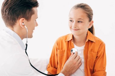 beyaz önlükte pediatrist beyaz izole stetoskop ile çocuk inceleyen