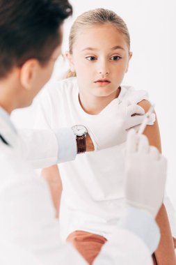pediatrist inklüzon çocuk beyaz izole yapıyor kısmi görünümü