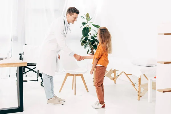 Ganzkörperansicht Des Kinderarztes Weißen Mantel Und Des Kindes Das Sich — Stockfoto