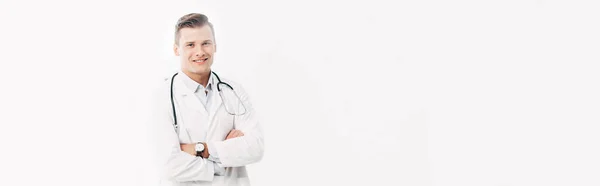 Panoramatický Záběr Usmívajícího Lékaře Bílém Kabátě Zkřížené Zbraně Izolovanými Bílém — Stock fotografie