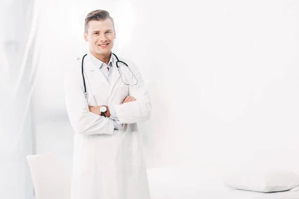 Médico Sorridente Casaco Branco Com Braços Cruzados Isolados Branco — Fotografia de Stock