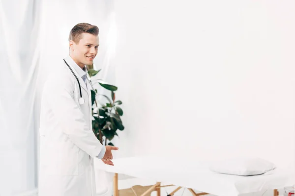 Χαμογελαστός Γιατρός Λευκό Παλτό Στηθοσκόπιο Στην Κλινική — Φωτογραφία Αρχείου