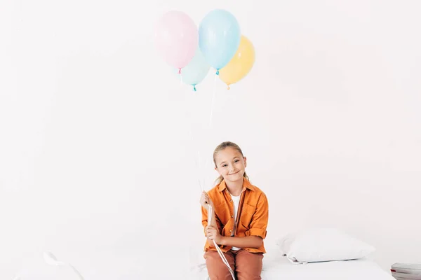 Bambino Che Tiene Palloncini Colorati Sorride Ospedale — Foto Stock