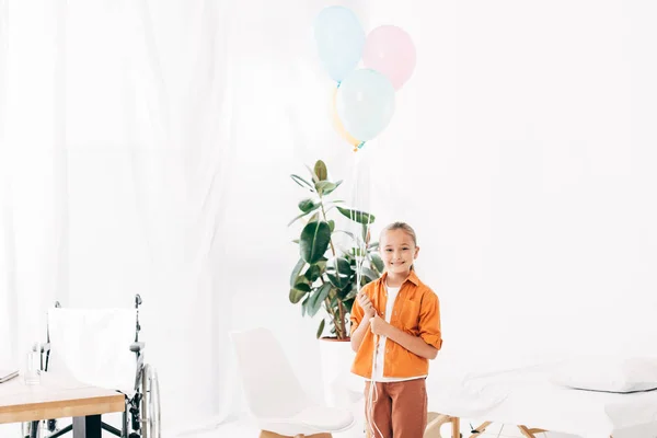 Criança Segurando Balões Coloridos Sorrindo Hospital — Fotografia de Stock