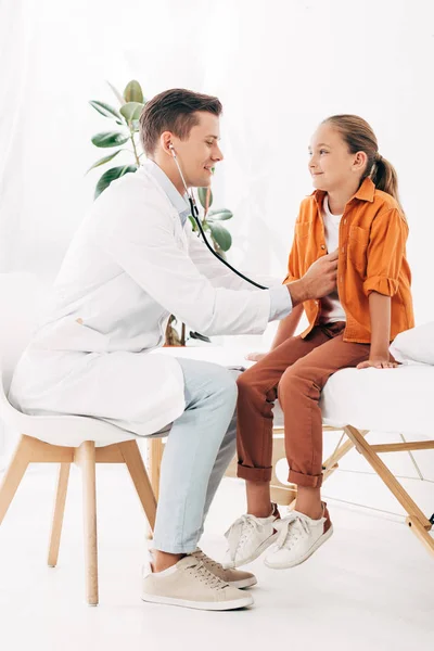 Pediatra Bata Blanca Examinando Niño Con Estetoscopio —  Fotos de Stock