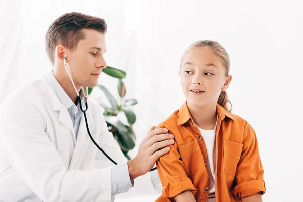 Pediatra Bata Blanca Examinando Niño Con Estetoscopio —  Fotos de Stock