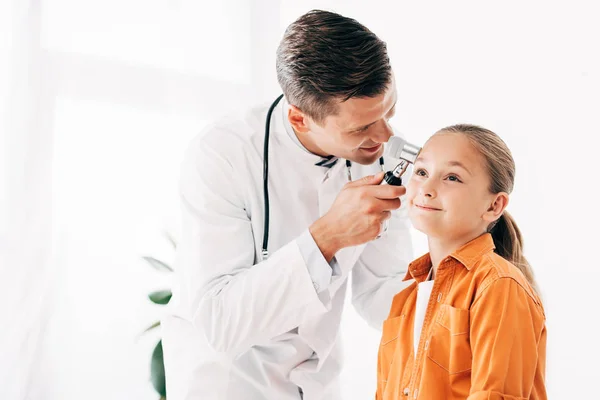 Pediatra Sonriente Bata Blanca Examinando Niño Con Dermascope —  Fotos de Stock