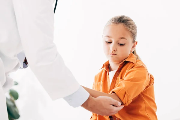 Klinikte Çocuk Inceleyen Beyaz Ceket Pediatrist Kırpılmış Görünümü — Stok fotoğraf
