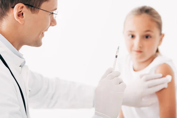 Vue Partielle Pédiatre Faisant Injection Enfant Isolé Sur Blanc — Photo