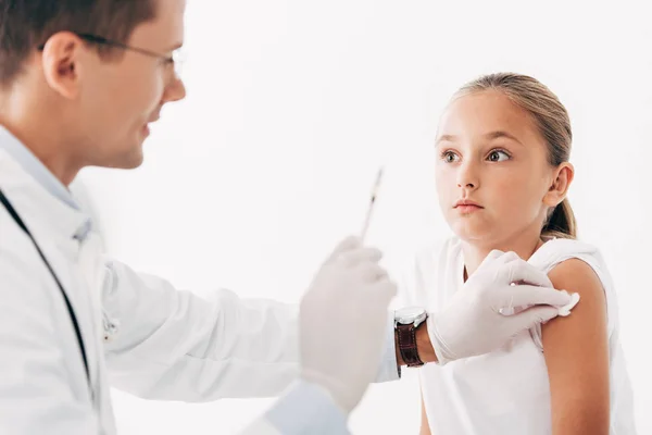 Teilansicht Des Kinderarztes Der Dem Kind Eine Spritze Verabreicht Isoliert — Stockfoto