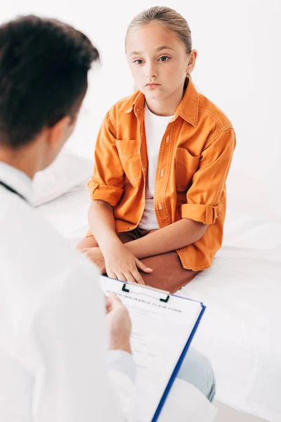 Partial View Pediatrist Writing Clipboard While Examining Child Clinic — Stock Photo, Image