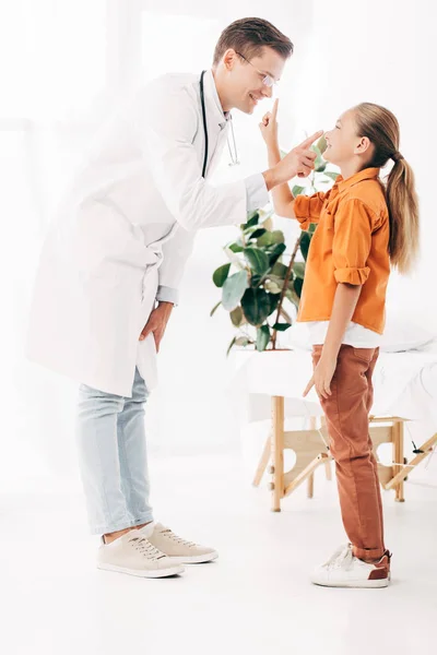 Visão Comprimento Total Pediatra Sorridente Casaco Branco Criança Clínica — Fotografia de Stock