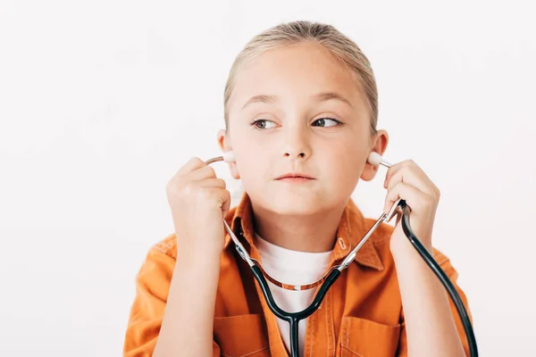 筆記された子供が聴診器を持ち 白で孤立して見ている — ストック写真