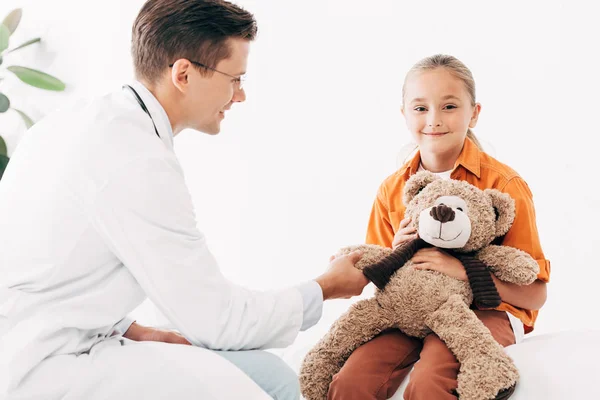 Leende Barnläkare Vit Päls Och Unge Med Nalle Kliniken — Stockfoto