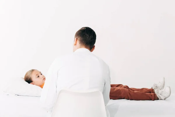 Vista Posteriore Del Pediatra Camice Bianco Esaminando Bambino Clinica — Foto Stock