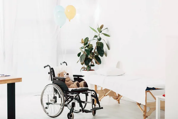 Teddybär Rollstuhl Krankenhausbett Pflanze Und Bunte Luftballons Klinik — Stockfoto
