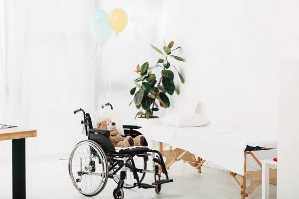 Ours Peluche Sur Fauteuil Roulant Lit Hôpital Plantes Ballons Colorés — Photo