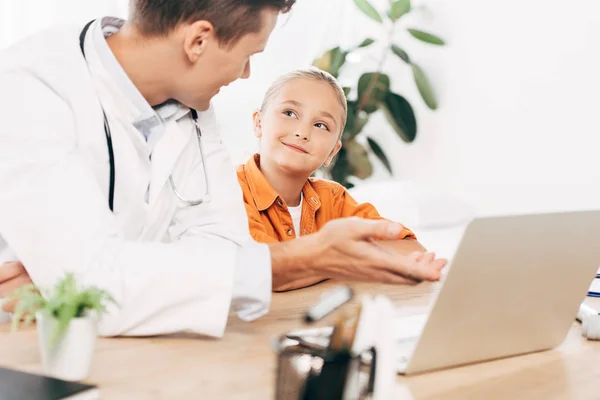 Pediatrist White Coat Child Using Laptop Clinic — Stock Photo, Image