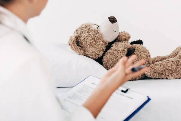 Gedeeltelijke Weergave Van Kind Doctor Kostuum Onderzoek Teddybeer — Stockfoto