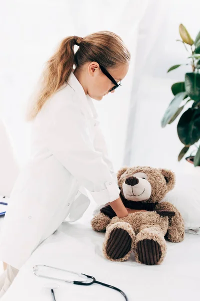 Kid Doctor Kostym Gör Hjärtmassage Till Nallebjörn — Stockfoto