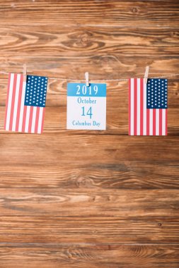 ahşap yüzeyüzerinde Amerikan ulusal bayrakları arasında 14 Ekim tarihi ile takvim kağıt levha