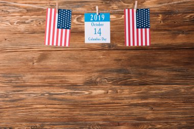 ahşap yüzeyüzerinde Amerikan ulusal bayrakları arasında 14 Ekim tarihi ile takvim
