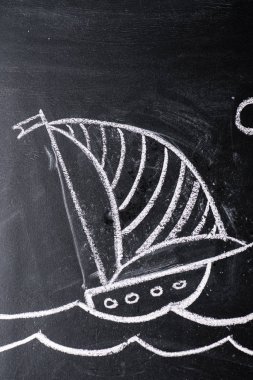 tebeşir üzerinde çizim çizgili yelken ile gemi