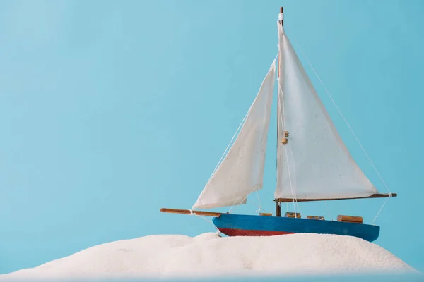 Decoratief Schip Wit Zand Geïsoleerd Blauw — Stockfoto