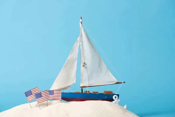 Navio Decorativo Perto Bandeiras Nacionais Americanas Areia Branca Isolada Azul — Fotografia de Stock
