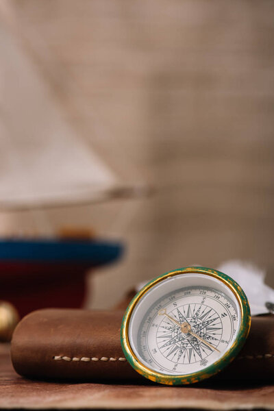 компас рядом с кожаной копировальной книгой с местом для копирования
