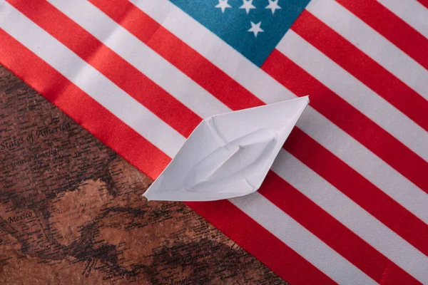 Top Widok Białego Papieru Łodzi Starożytnej Mapie Świata Amerykańską Flagę — Zdjęcie stockowe