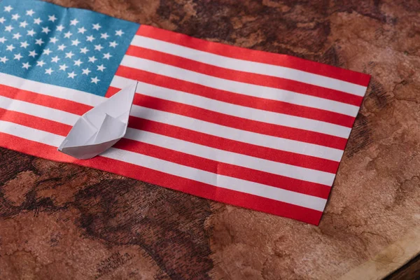 アメリカの国旗を持つ古代世界地図上の白い紙のボート — ストック写真