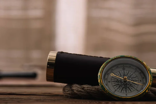 Vue Rapprochée Boussole Près Télescope Câble Corde Sur Table Bois — Photo