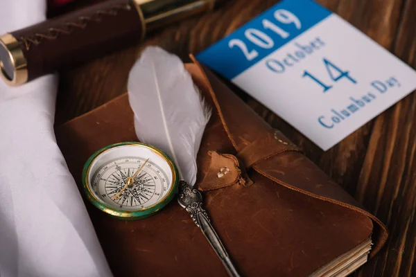 日历与 日日期接近皮革笔记本与笔尖和指南针在木表面 — 图库照片