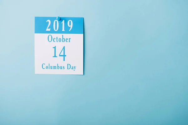 Papierkalender Mit Kolumbus Tagesbeschriftung Isoliert Auf Blau — Stockfoto