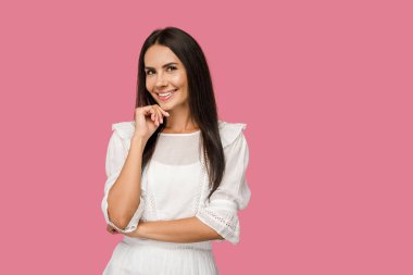 pembe izole kamera bakarken yüze dokunan mutlu kadın 