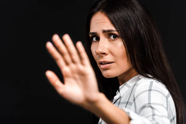 Siyah Izole Kamera Bakarken Üzgün Kadın Gesturing Seçici Odak — Stok fotoğraf