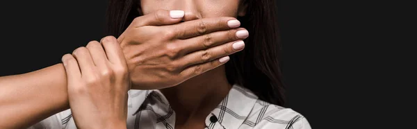 Panoramabild Rädd Ung Kvinna Som Täcker Munnen Isolerad Svart — Stockfoto