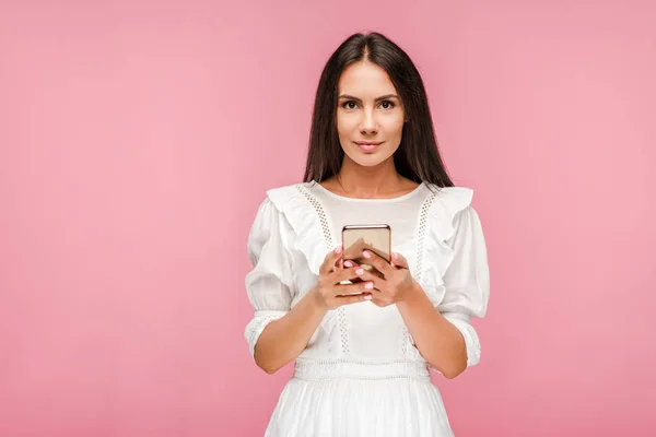 Hermosa Chica Vestido Blanco Sosteniendo Teléfono Inteligente Aislado Rosa — Foto de Stock