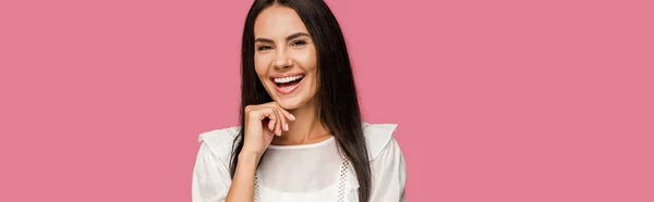 Panoramische Shot Van Gelukkige Vrouw Aanraken Gezicht Lachen Geïsoleerd Roze — Stockfoto