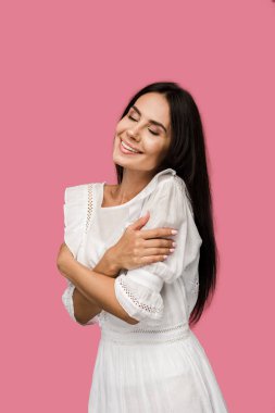 beyaz elbiseli gülümseyen kadın pembe izole vücut dokunmadan 