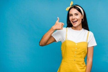 mutlu kadın kadın mavi izole başparmak gösteren 