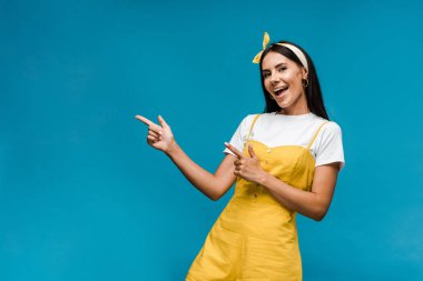 kafa bandında mutlu genç kadın parmakları mavi izole işaret 