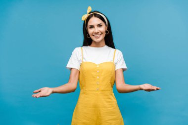 mavi izole kamera bakarak uzanmış elleri ile mutlu kadın 