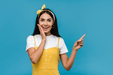 mavi izole parmak ile işaret heyecanlı kız 